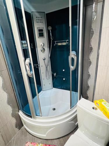 a bathroom with a shower and a toilet at Апартамент за гости in Razlog