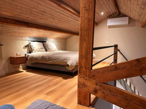 a bedroom with a bed with a wooden ceiling at Luxe ruime Studio's B&B 38 in Velden