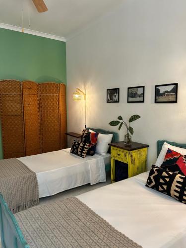 เตียงในห้องที่ Syd's Guesthouse