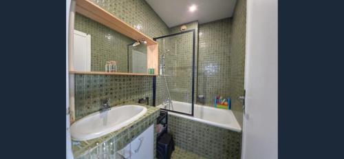 a bathroom with a sink and a bath tub at Exceptional, 12 minutes RER C from Paris in Juvisy-sur-Orge