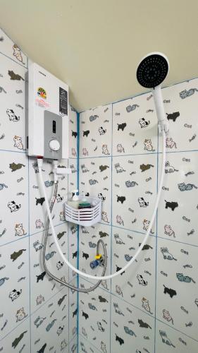 a childs room with a wall with animals on it at Thung Setthi Homestay&Cafe2 in Chiang Dao