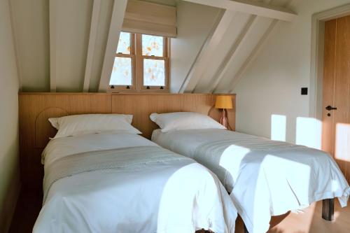 two beds sitting next to each other in a bedroom at Finest Retreats - ARC Next-The-Sea in Wells next the Sea