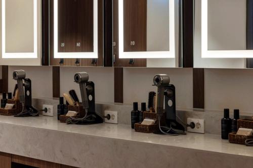 eine Reihe von Haartrocknern auf einer Küchentheke in der Unterkunft Anook Signature Hotel Incheon Guwol in Incheon