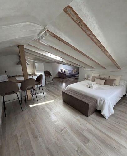 a bedroom with a bed and a table and chairs at Apartamentos San Gabriel in Alcalá de Henares