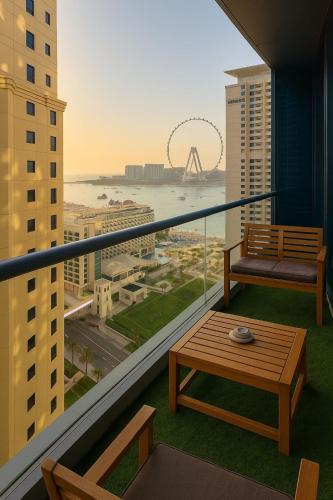 Stylish 2BR, Walk to JBR Beach with Pools & Gym Access