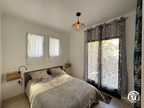 Llit o llits en una habitació de Les Jasmins