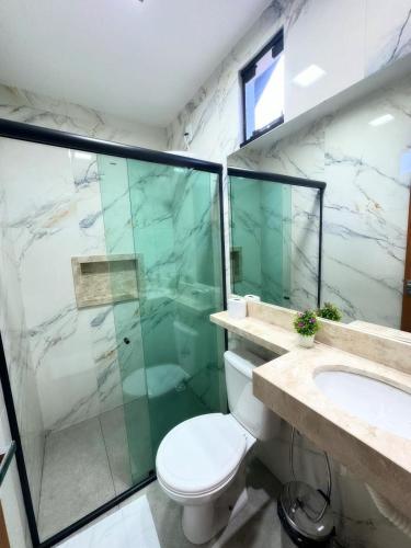 a bathroom with a toilet and a shower and a sink at Econteiner Hotel Juruti in Juruti