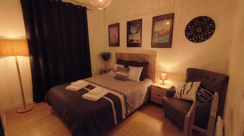 a small bedroom with a bed and a chair at L'Indus -HyperCentre-WIFI-2à4pers in Saint-Nazaire
