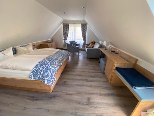 a bedroom with a bed and a living room at Hotel Falkenseer Hof in Falkensee