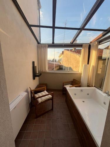 a bathroom with a tub and a bath tub at Suite con jacuzzi in pieno centro in Benevento