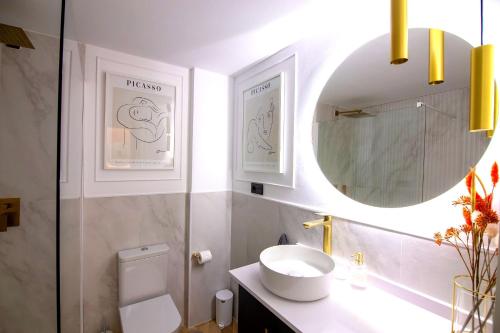 a bathroom with a sink and a mirror at panoramic boutique con preciosas vistas in Benalmádena