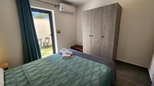 ein Schlafzimmer mit einem Bett und einem großen Fenster in der Unterkunft Hotel Oasis-Dream Holidays - La Petite France in San Bernardino