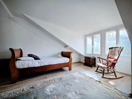 a bedroom with a bed and a chair at Vaucorbe - Bail Partner in Roffey