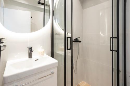 Glyfada central seaside apartment