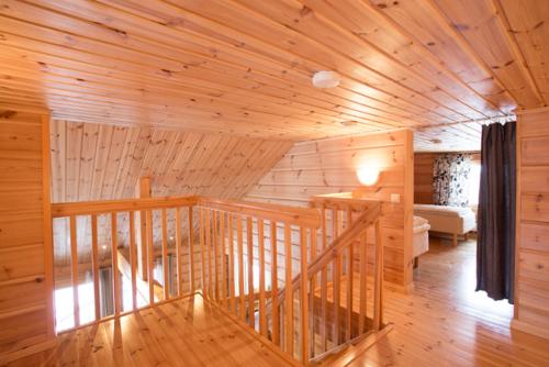a wooden room with a staircase in a cabin at Kelkkakoivu in Jämsä