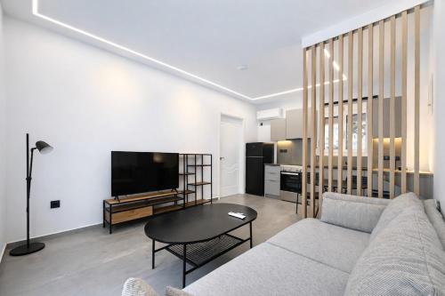 Glyfada Garden Apt with Open Sunset Views by ΜΡS