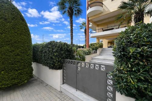 Glyfada Garden Apt with Open Sunset Views by ΜΡS