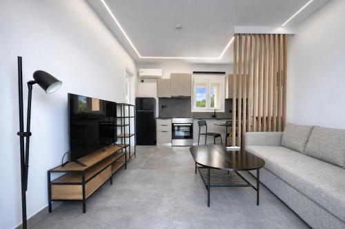 Glyfada Garden Apt with Open Sunset Views by ΜΡS