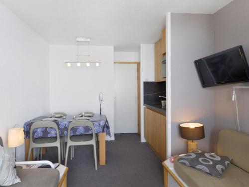 Appartement rénové au pied des pistes avec balcon et casier à skis