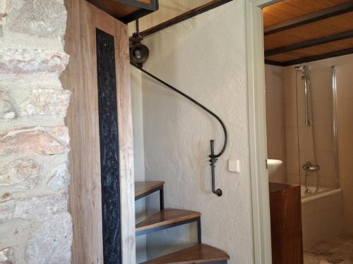 ein Badezimmer mit ebenerdiger Dusche neben einer Steinmauer in der Unterkunft Loft in Begur