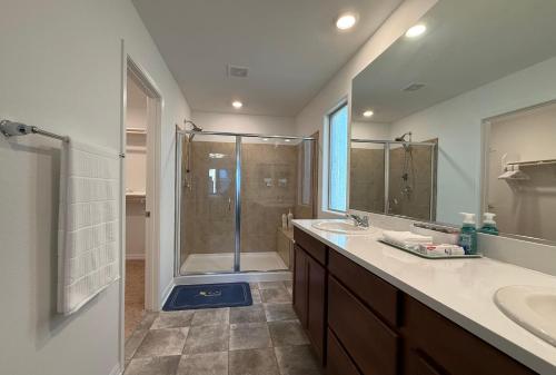 a bathroom with a shower and two sinks and a shower at Vegas courtyard B&B 拉斯小院儿民宿 in Las Vegas