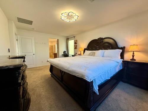 a bedroom with a large bed with a blue comforter at Vegas courtyard B&B 拉斯小院儿民宿 in Las Vegas