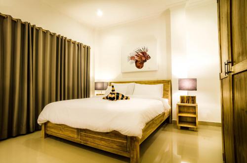吉利特拉旺安的住宿－Blue Marlin Dive Resort Trawangan，一间卧室配有大床和窗帘