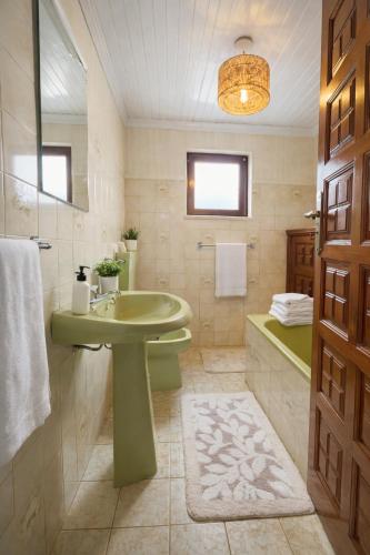 a bathroom with a green sink and a shower at Villa Esteves avec piscine proche Braga Parking-terrasse & calme in Vila Verde