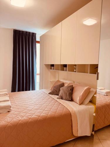 a bedroom with a large bed with white cabinets at Lo Scorcio su Sovicille in Sovicille