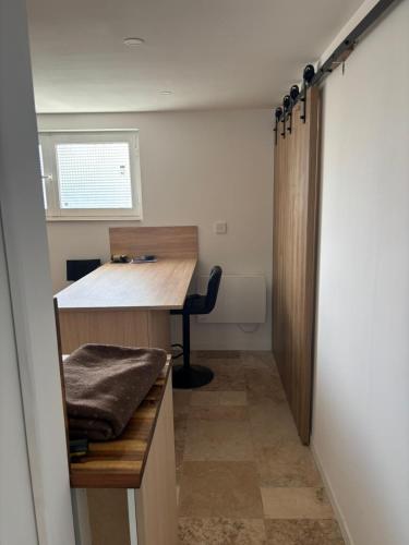 a room with a desk and a chair in a room at Chez mohamed in Mons-en-Baroeul