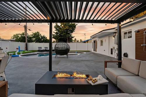 a living room with a fire pit in a backyard at Home at Boulevard Heights, Hollywood in Hollywood