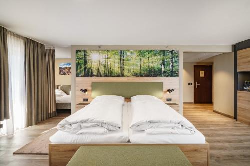 sypialnia z białym łóżkiem i obrazem na ścianie w obiekcie Hotel Linde - 24h Self Check-in w mieście Baden