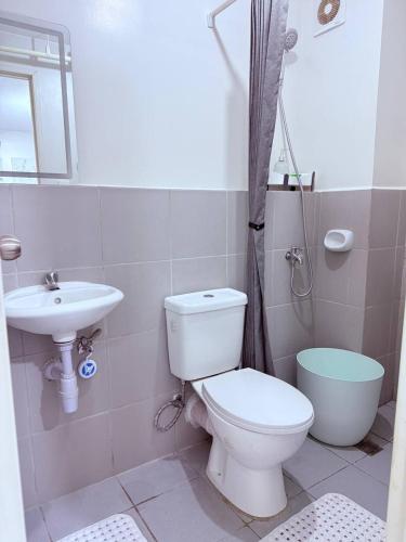 a bathroom with a toilet and a sink at Vernes Homestay in Mandaue City