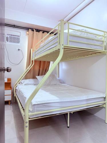 a bedroom with two bunk beds in a room at Vernes Homestay in Mandaue City