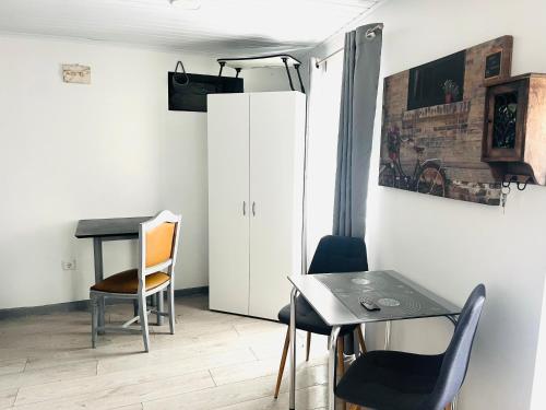 a small dining room with a table and a desk at Pé do Castelo Casinhas in Tomar