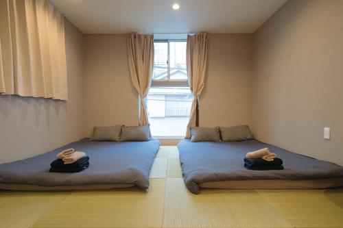 Sumika House in Asakusa 5 minutes walk to asakusa, 5 bedrooms, 2 living room 2kitchen 4toilet 2bathroom 2washmachine 2fridge Newly renovated with ultra-fast WiFi
