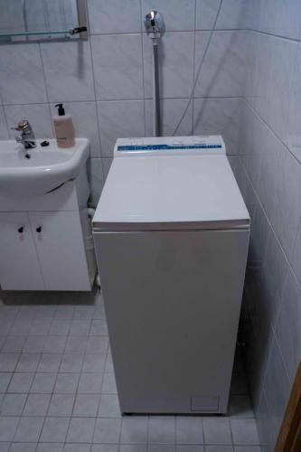a small white bathroom with a sink and a toilet at Syötekätkö in Syöte