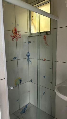 a bathroom with a shower with a glass door at Solar Paraty - Casa perto do centro com psicina in Paraty