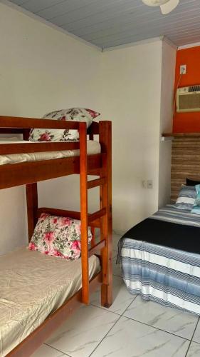 a room with two bunk beds and a bed at Solar Paraty - Casa perto do centro com psicina in Paraty