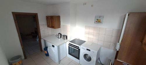 a small kitchen with a washing machine and a washer at 40L 3OG r in Castrop-Rauxel