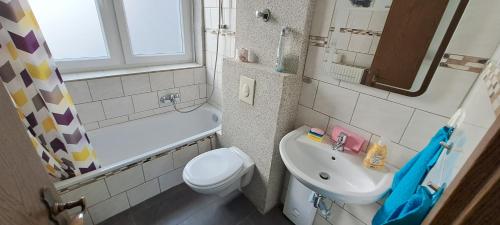 a small bathroom with a sink and a toilet at 40L 3OG r in Castrop-Rauxel