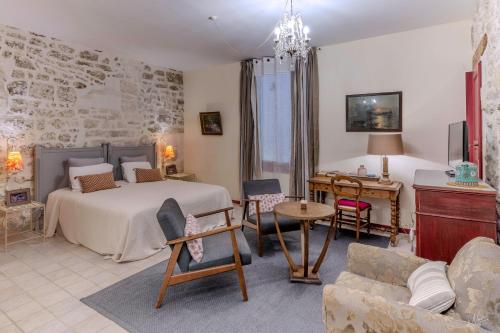 a bedroom with a bed and a living room at Le trente trois in Uzès