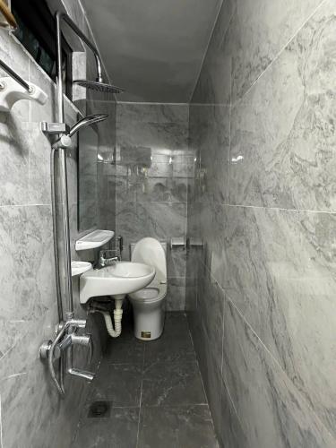 a bathroom with a sink and a toilet at Phốstay 180 Cầu Đất in Hai Phong