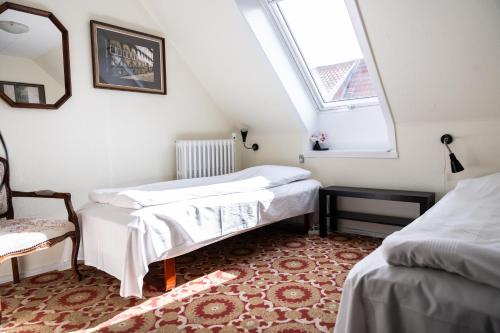 a room with two beds and a window at Hotel Ribe in Ribe