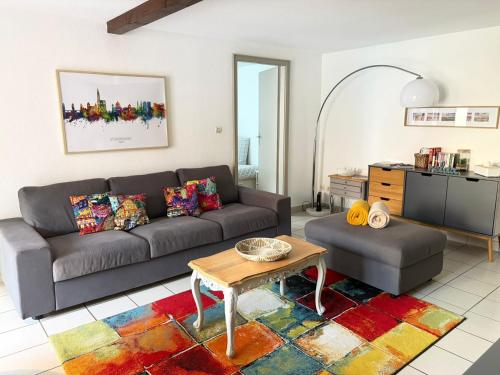 a living room with a couch and a table at L'Appart avec terrasse - centre historique in Barr