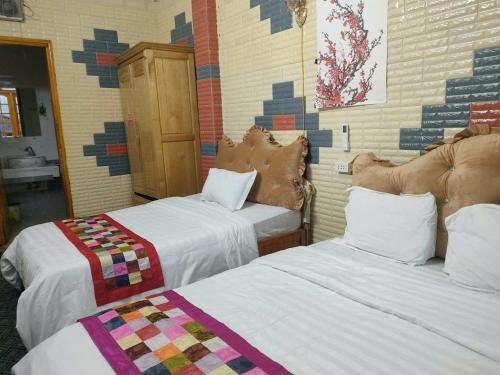 a room with two beds in a room at THANH XUAN Hotel in Sapa