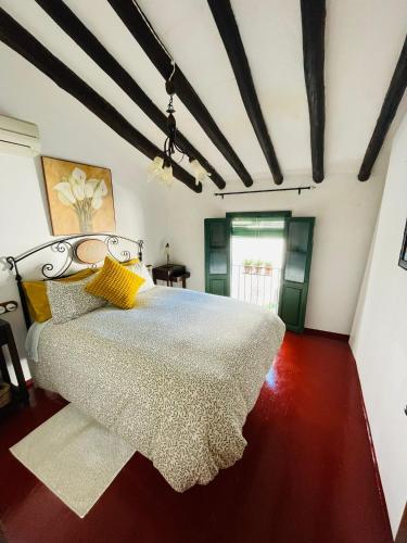 a bedroom with a large white bed in a room at Casa Isabel in El Gastor