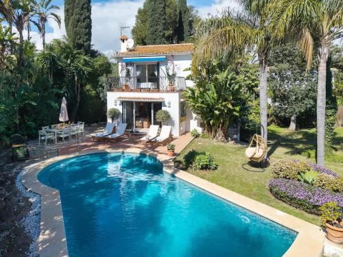 Villa with Private Pool & Garden 5 min to Beach