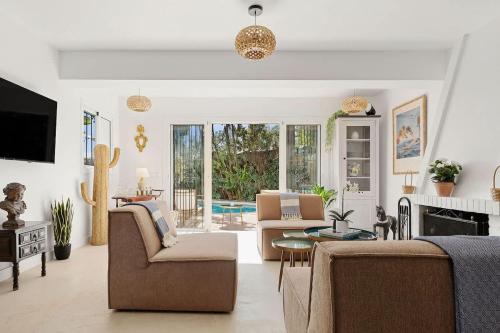 Villa with Private Pool & Garden 5 min to Beach