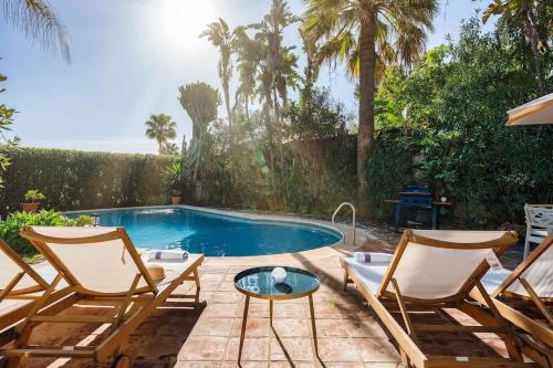 Villa with Private Pool & Garden 5 min to Beach